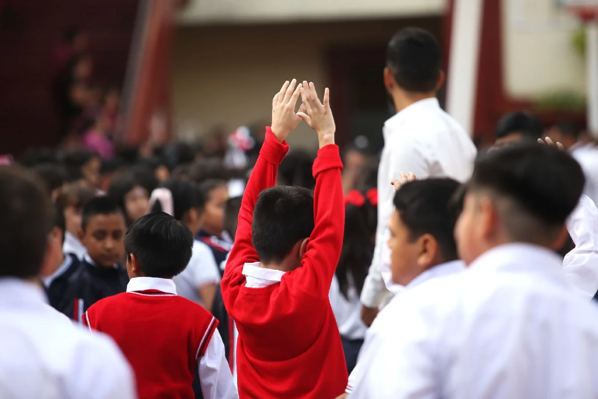 Niño con uniforme estirándose
