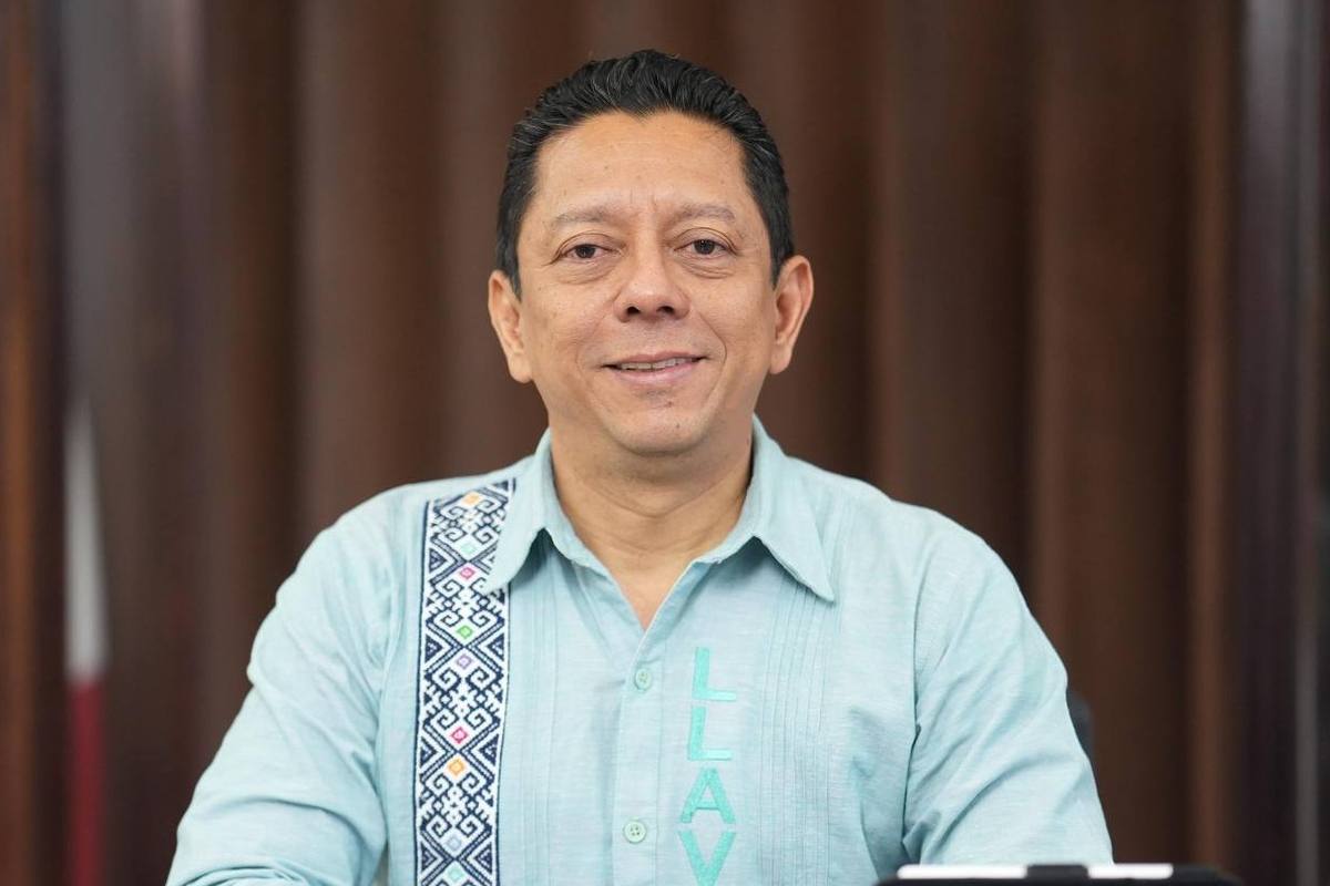 Fiscal general de Chiapas mirando al frente con una camisa azul y bordado del lado izquierdo 
