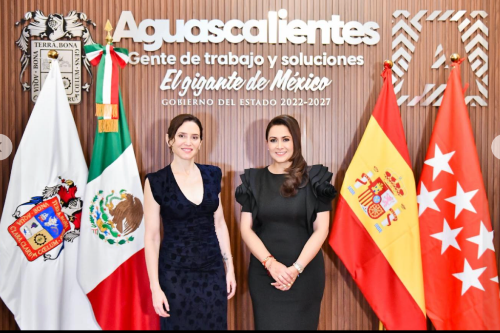 En la fotografía original, ambas mandatarias aparecen una al lado de la otra. Además, la imagen desinformante presenta inconsistencias visuales comunes en contenidos generados con inteligencia artificial.