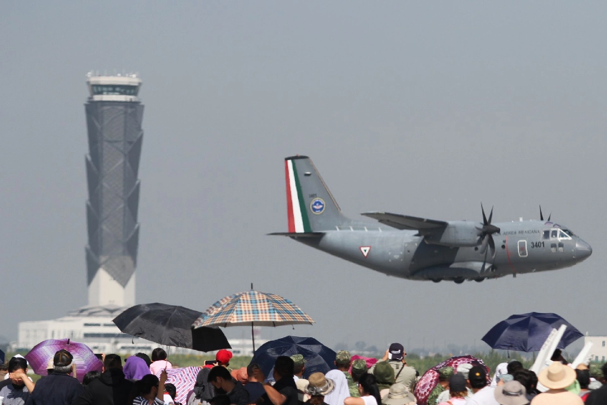 Avión de la fuerza aérea mexicana sobrevolando el aeropuerto de santa lucía 