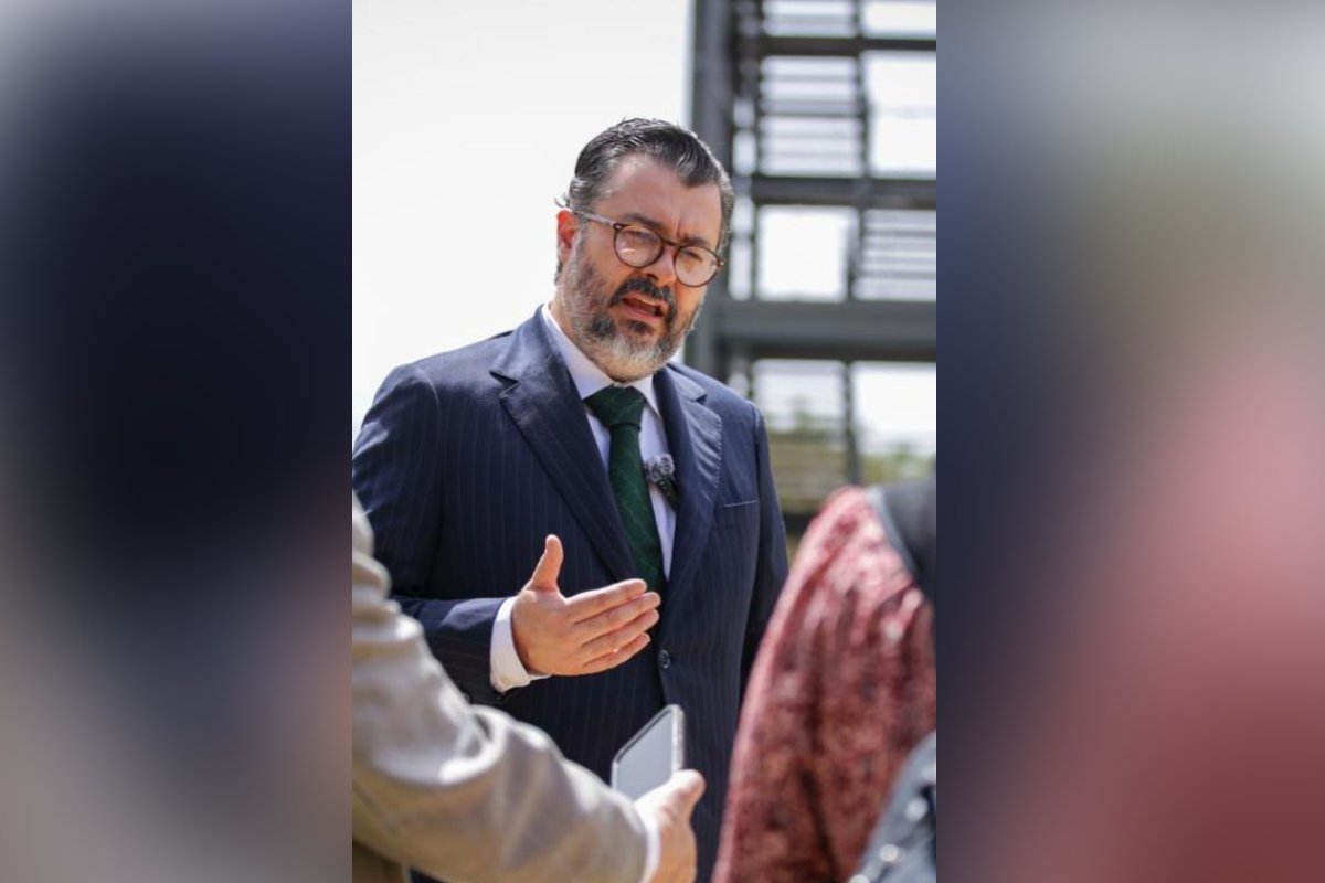 Fotografía del magistrado presidente del Tribunal Electoral hablando con reporteros. 