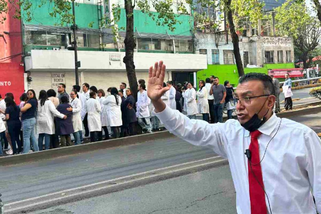 Hombre intenta detener la circulación tras sismo CDMX