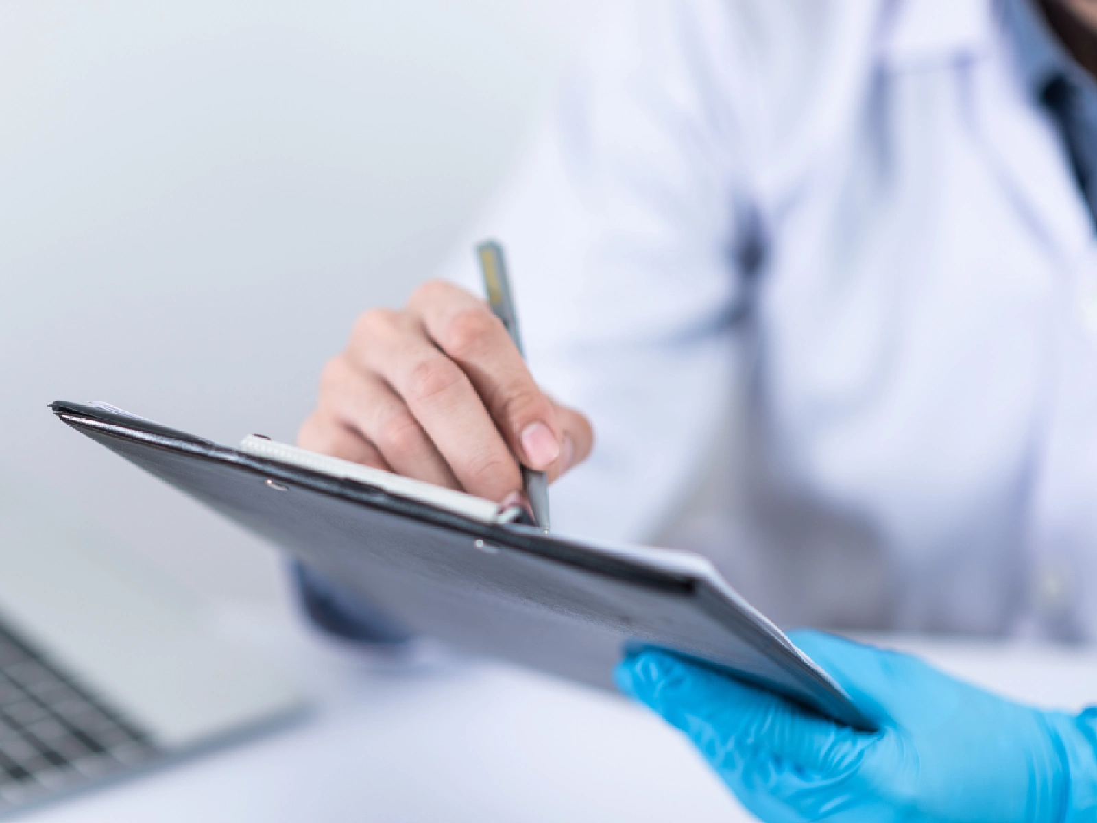 Inhabilitan a médico del ISSSTE