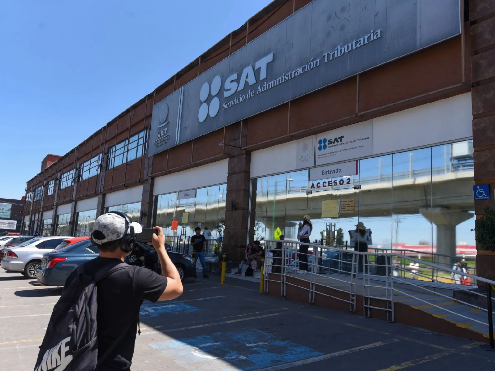 Inhabilitan y sancionan a exempleados del Bienestar por sustraer 275 mil pesos; en el SAT, por citas ilegales