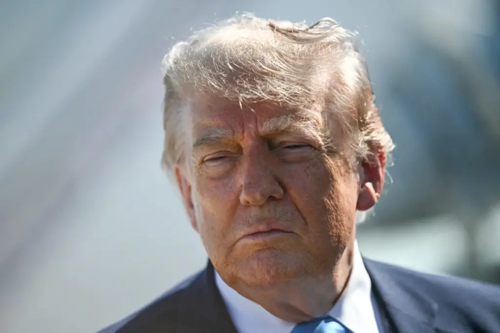 Presidente Donald Trump con los ojos entrecerrados.