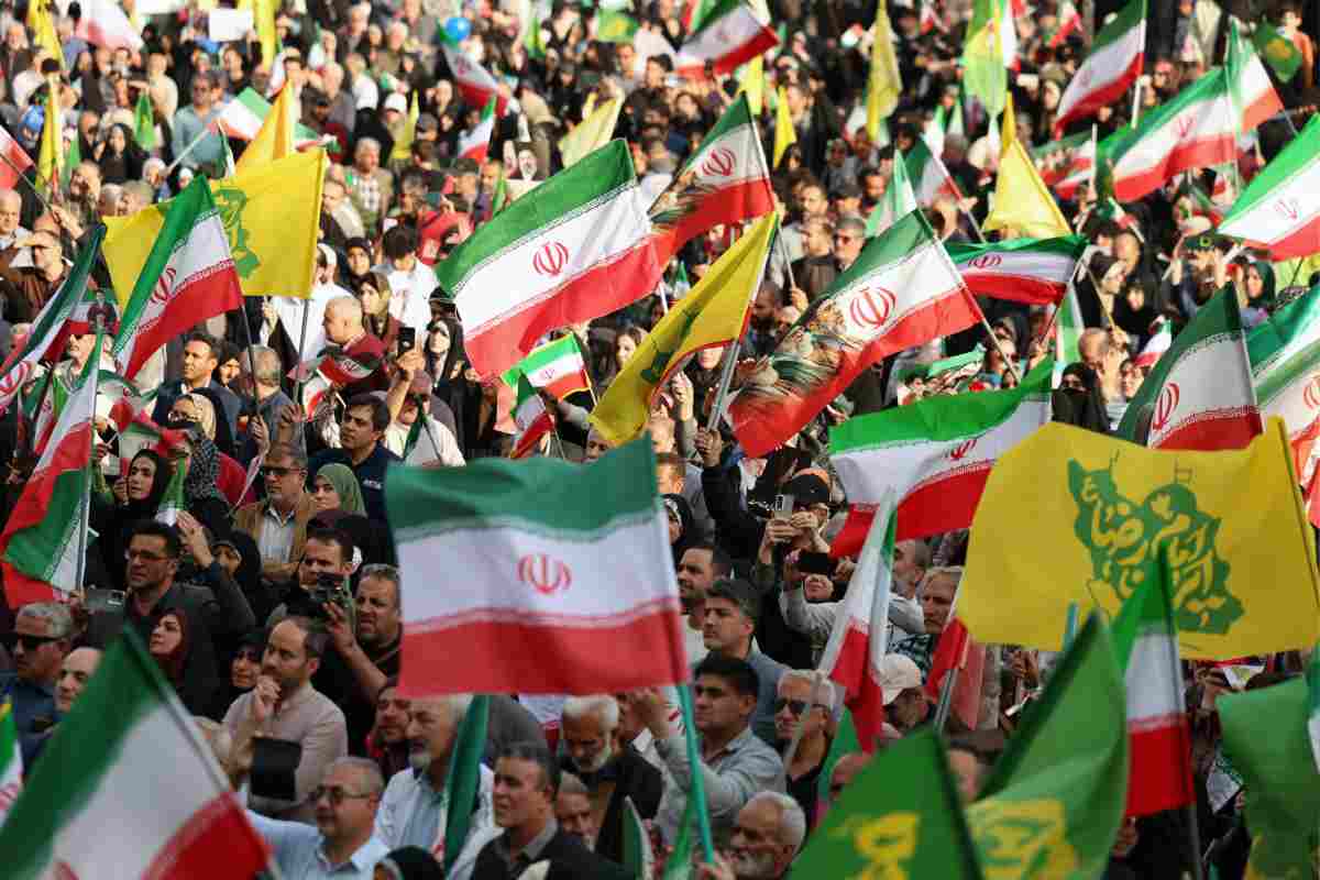 Los iraníes ondean banderas nacionales de Irán durante una manifestación para mostrar su solidaridad y apoyo al nuevo líder supremo | Foto: AFP