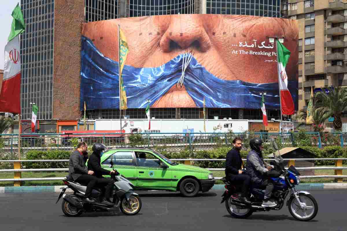 Irán desafía a EU a elegir entre un “mal acuerdo” o una operación militar “imposible”
