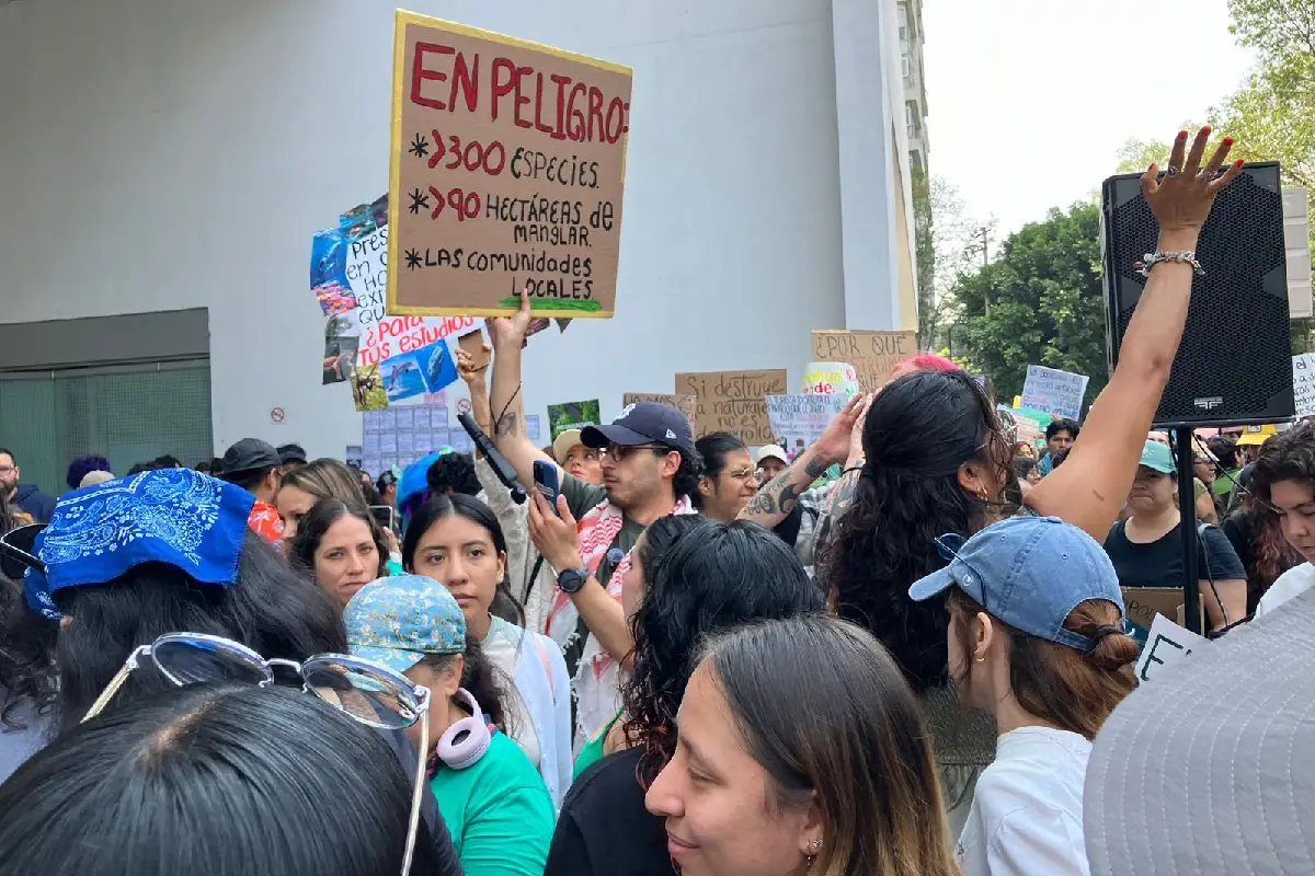 Cientos de jóvenes reunidos al exterior de la Semarnat