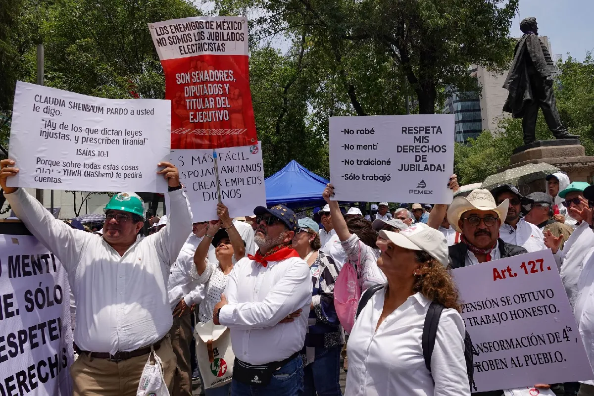 Jubilados de Pemex protestan en Corte para exigir apoyo de ministros y retiren reforma de pensiones