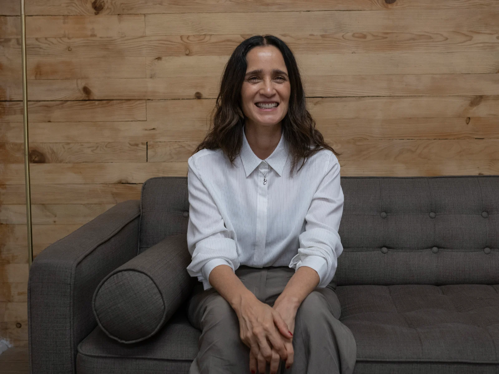 Juliata Venegas sonriente mientras la entrevistan por su nuevo libro y disco