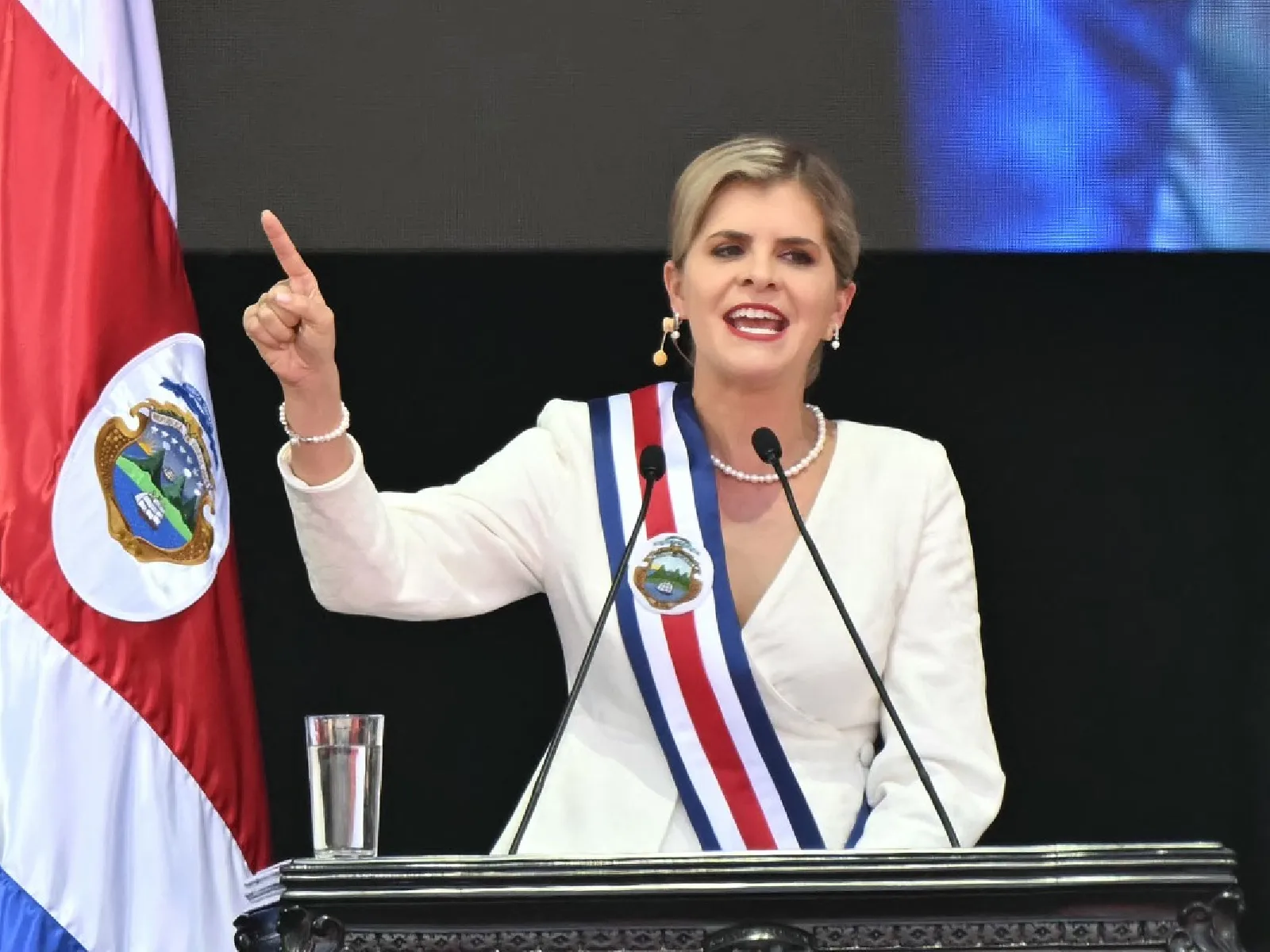 Laura Fernández asume como presidenta de Costa Rica, la derechista promete combatir al narco