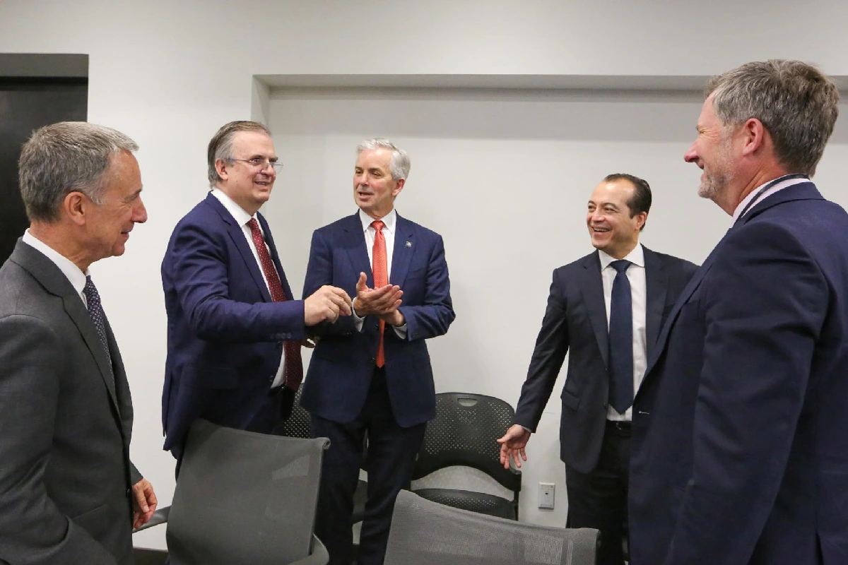 Marcelo Ebrard conversando con integrantes de la delegación de EU