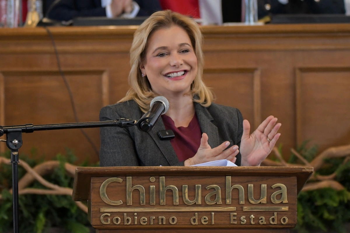 Maru Campos sonríe frente a cámara en Chiahuahua