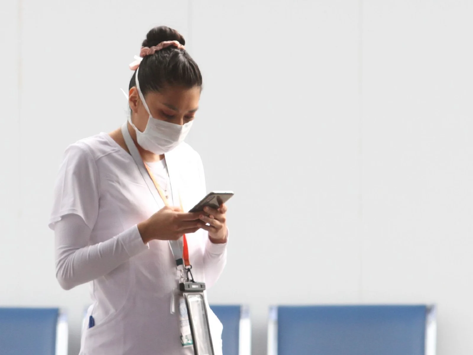 Personal médico revisando su celular 