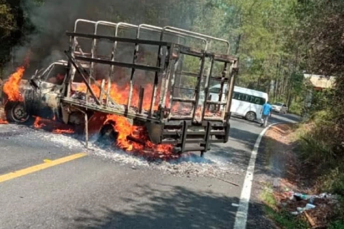 Michoacán: se registran balaceras y bloqueos en la Meseta Purépecha tras asesinato de dos policías comunitarios