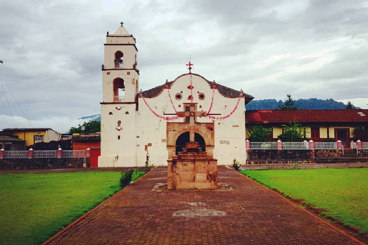 Michoacán: se registran balaceras y bloqueos en la Meseta Purépecha tras asesinato de dos policías comunitarios