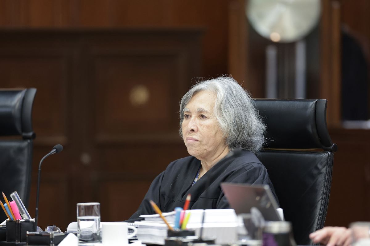 Ministra María Estela Ríos con cabello canoso corto y su toga de la Corte