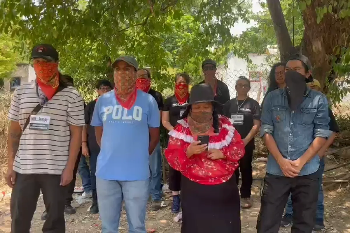 Integrantes de la misión con la cara tapada por paliacates 
