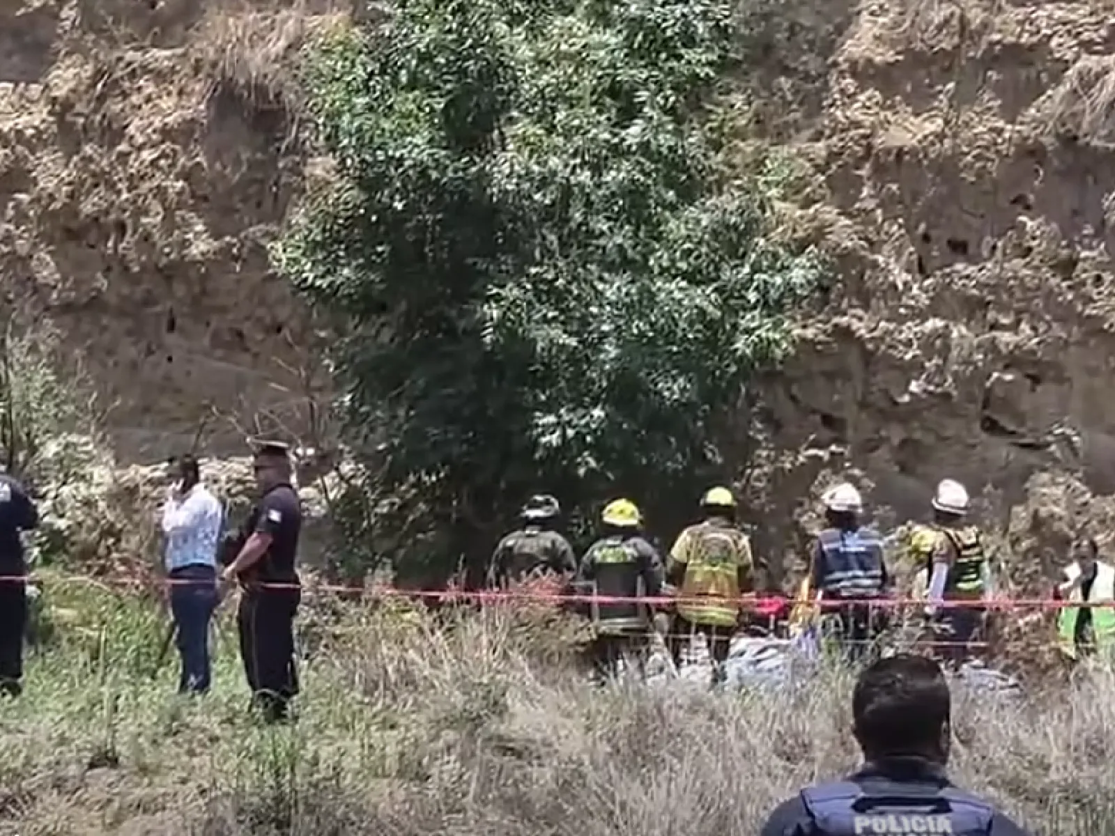 Mueren cuatro jóvenes tras volcarse y caer a un barranco en su vehículo en Coronango, Puebla