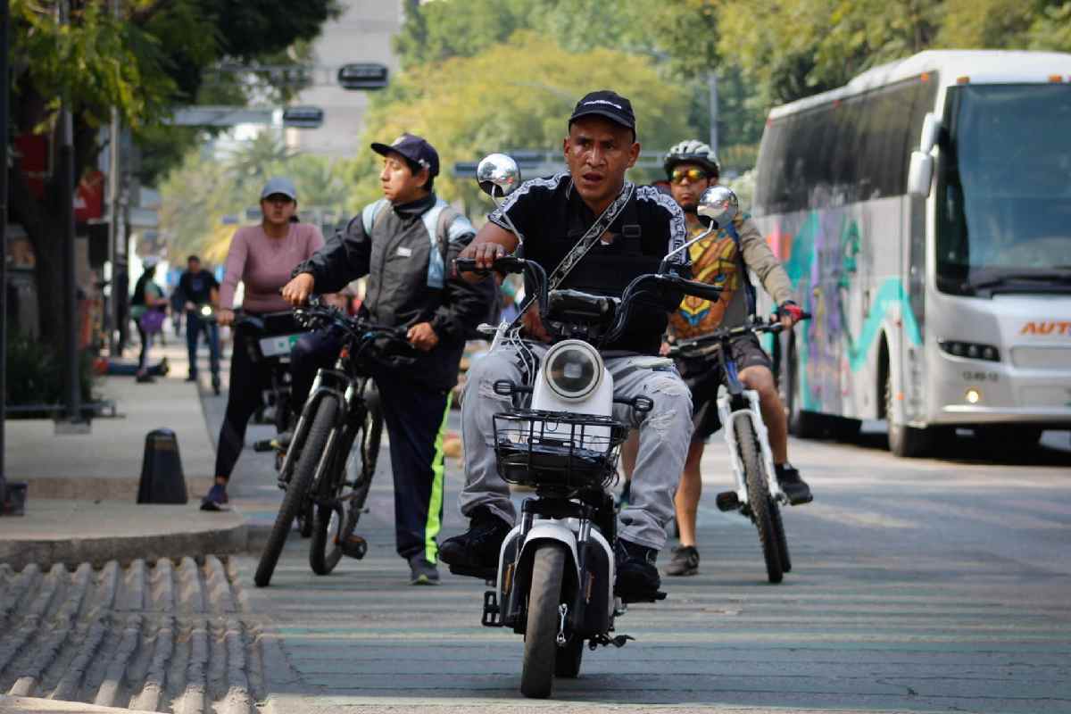 Bicileta eléctrica circulando sobre una ciclovía