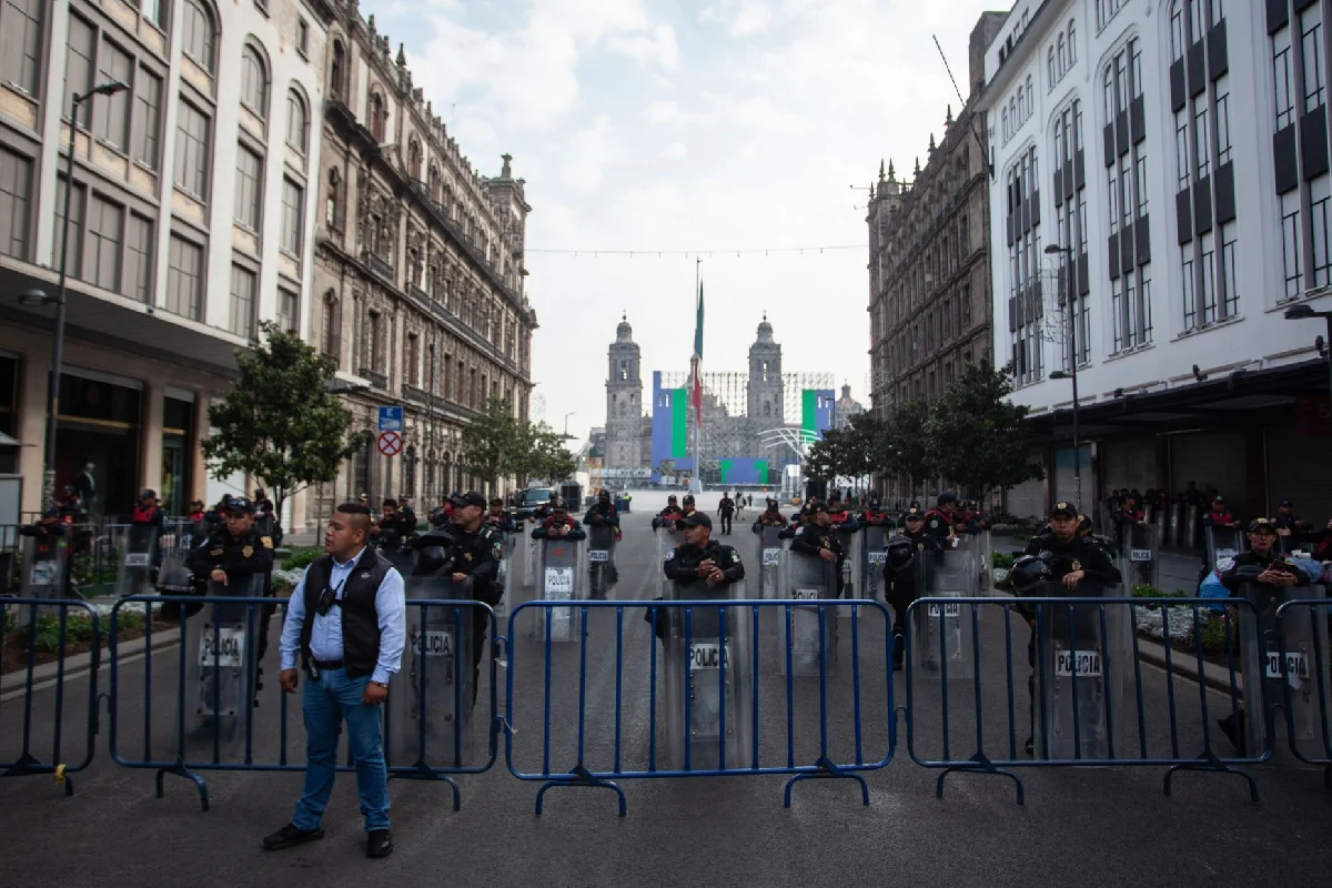 Policías bloqueando la llegada al zócalo con vallas