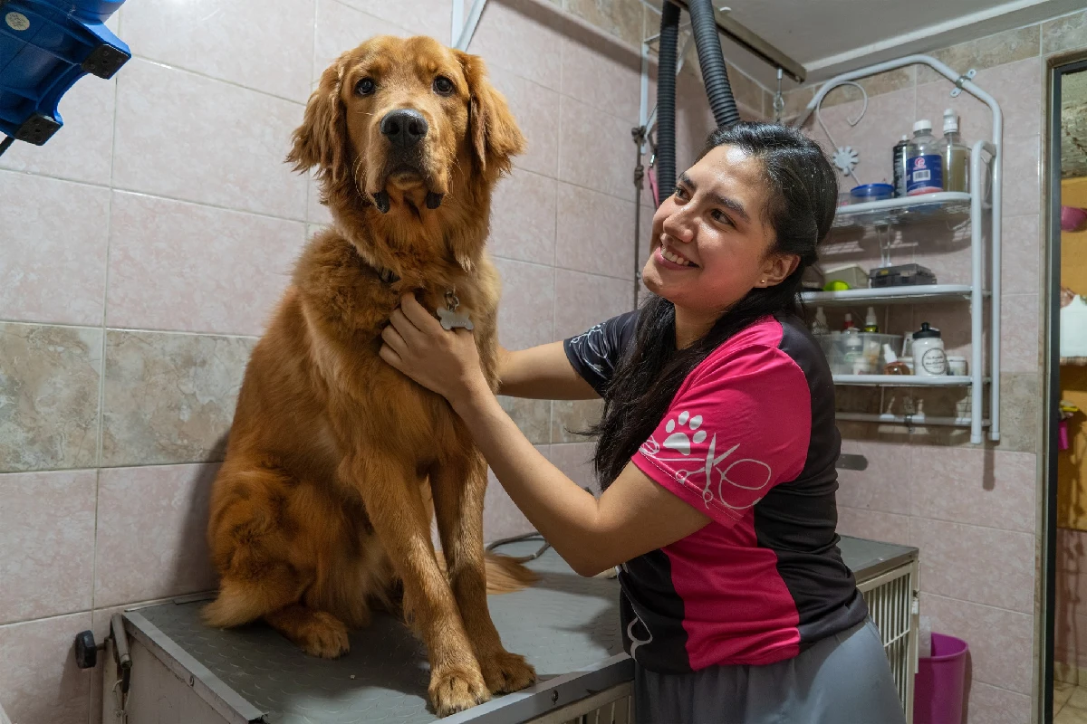 Un perrito y una joven parte del programa jóvenes construyendo el futuro 