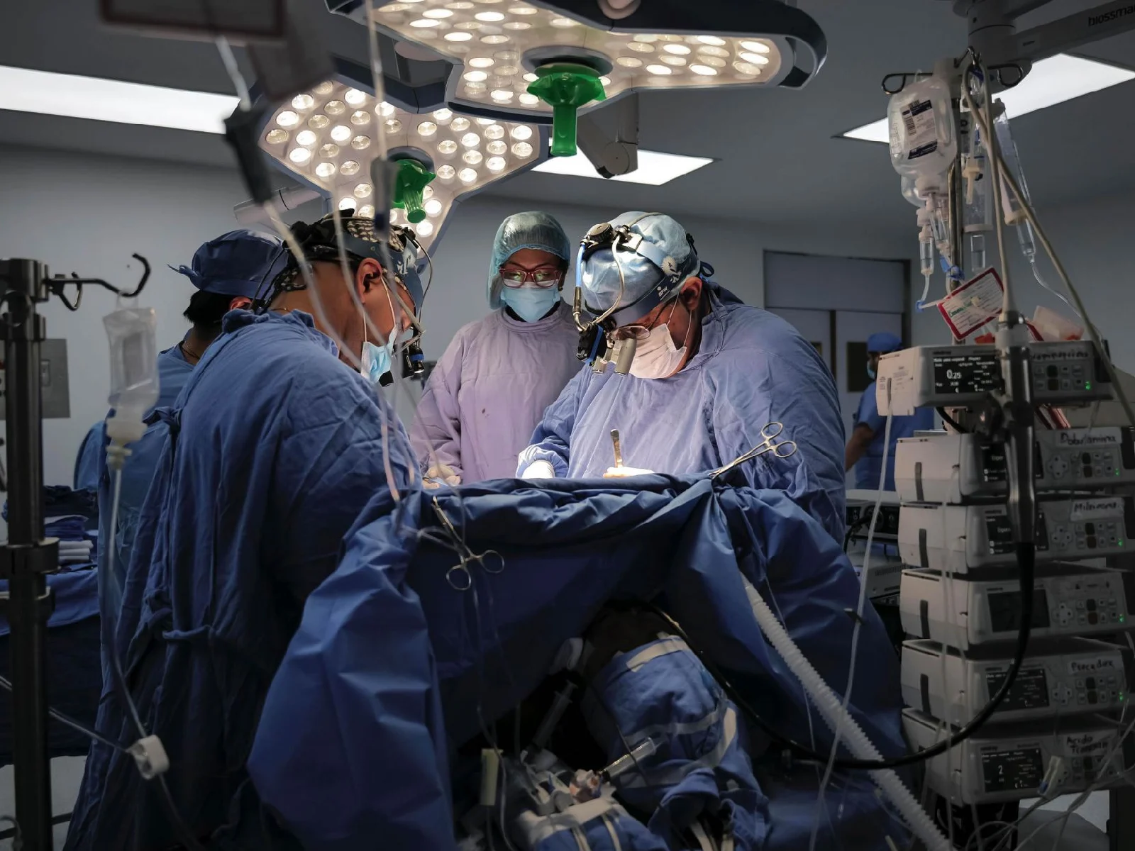 Personal médico realizando una operación 