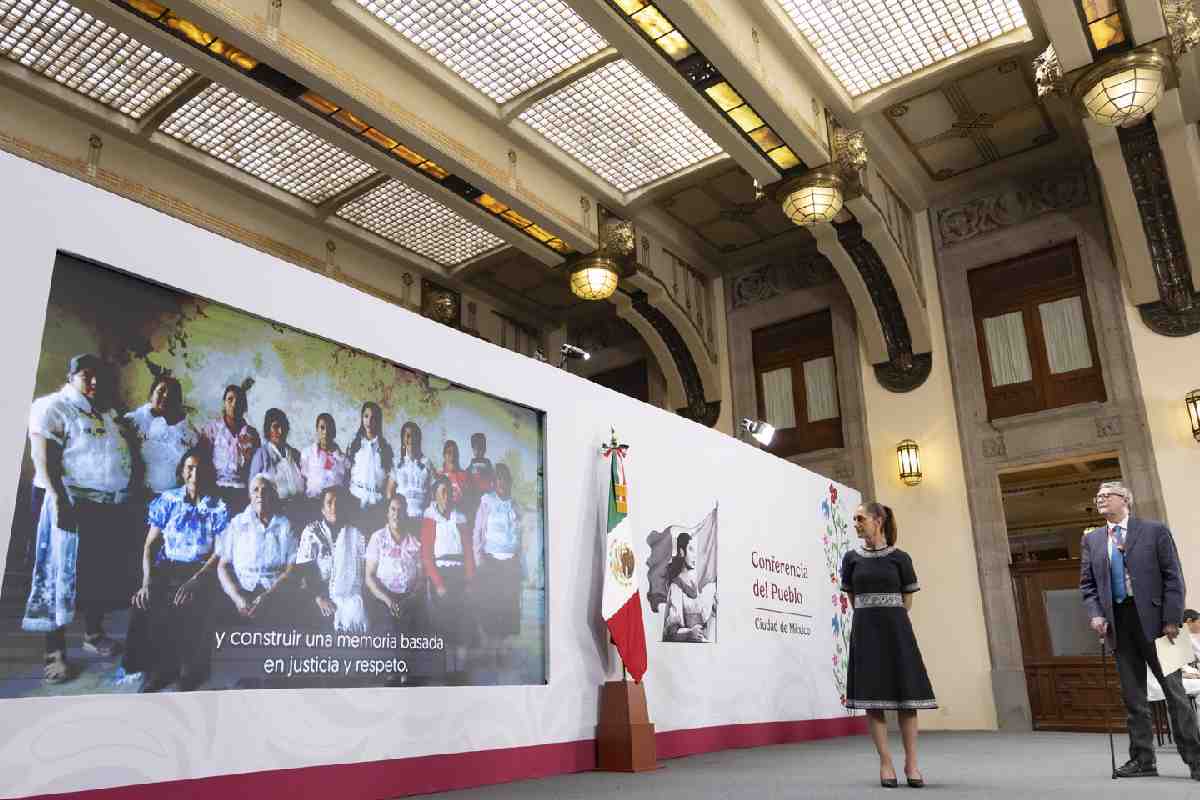 Video reoproduciéndose en la pantalla de la conferencia de prensa matutina de Sheinbaum junto con el asesor de presidencia 