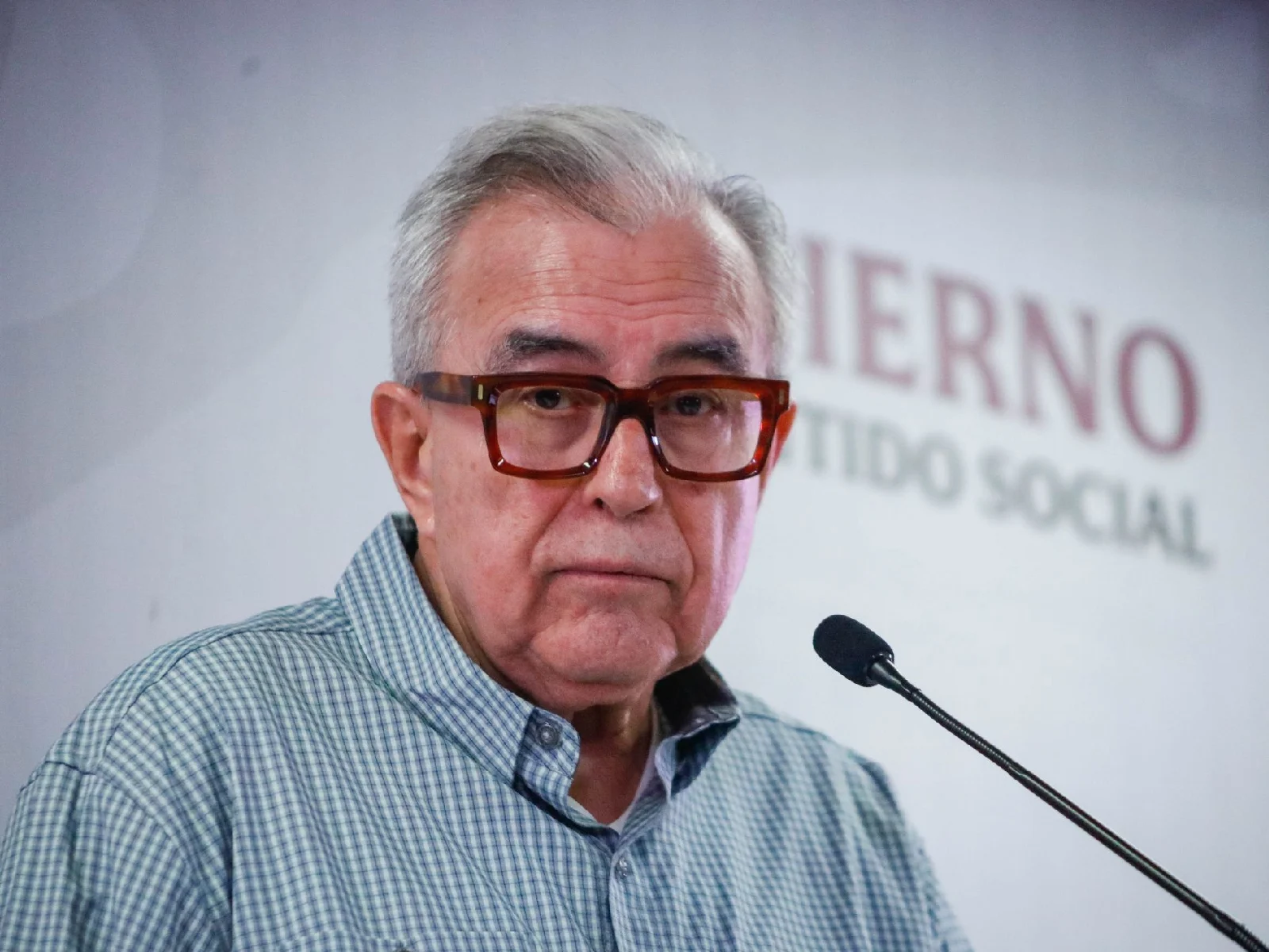 Rubén Rocha Moya mirando de frente a la cámara con semblante caído 