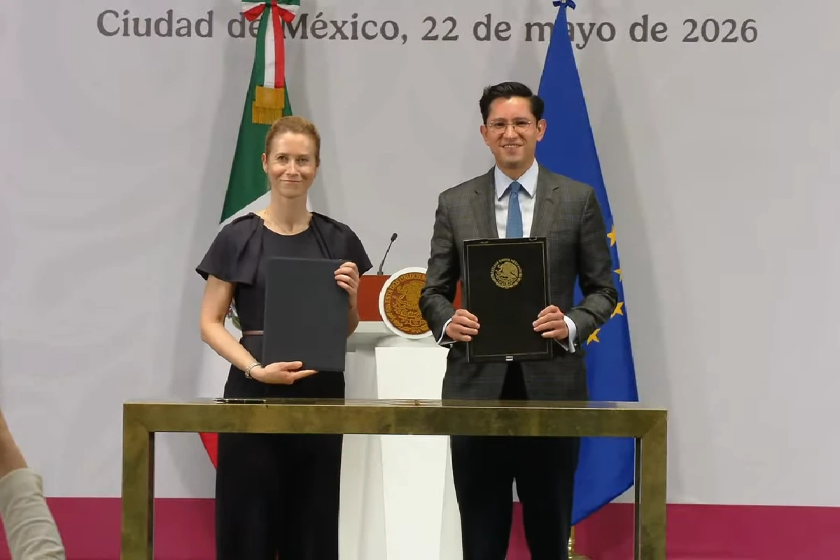 SRE Roberto Velasco y vicepresidenta Comisión Europea firmando