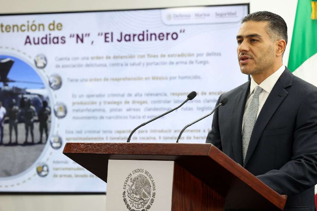 El secretario de Seguridad y Protección Ciudadana, Omar García Harfuch, con una presentación de fondo sobre la detención de El Jardinero. 