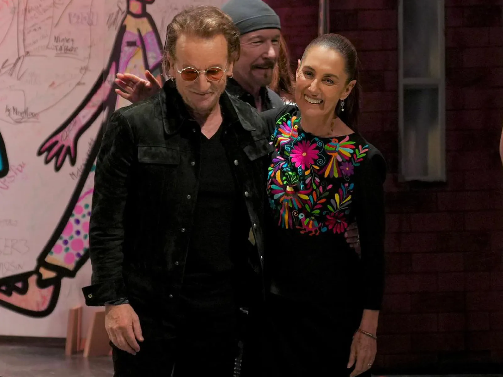 Sheinbaum y la banda U2 se reúnen en la clausura de la Street Child World Cup 2026