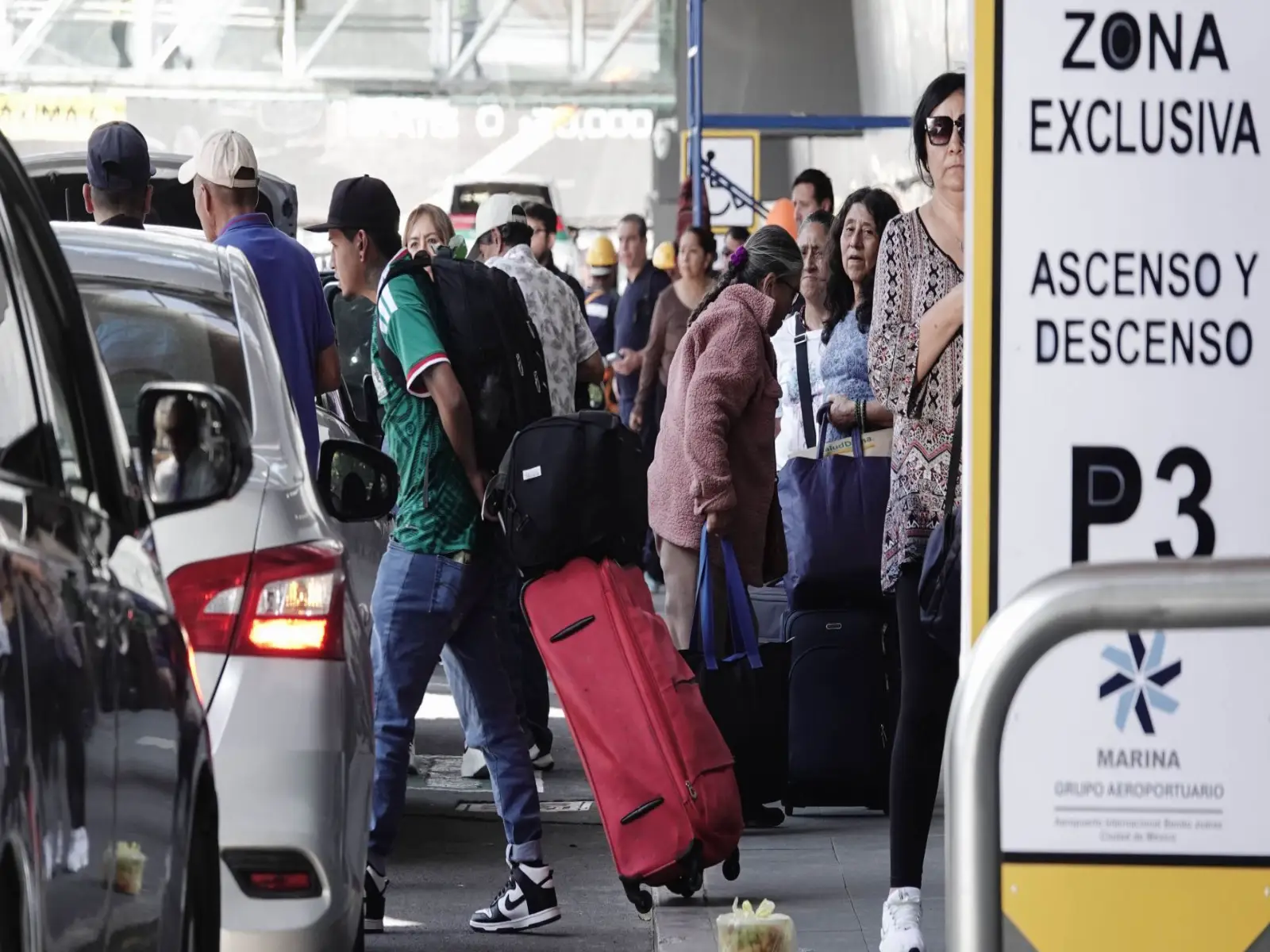 Sheinbaum dice que taxis de sitio y aplicación operarán en distintos sitios del AICM en Mundial 2026
