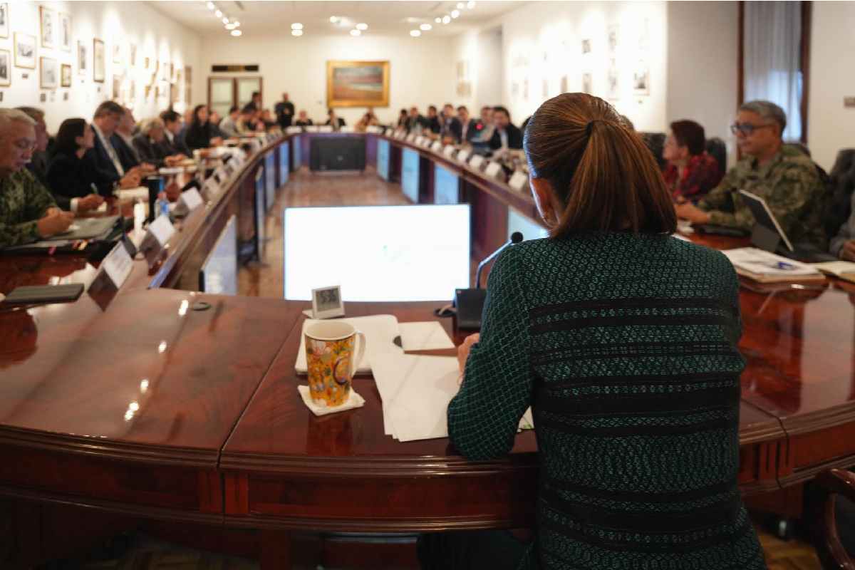 Sheinbaum sostiene reunión con gabinete legal y ampliado en Palacio Nacional