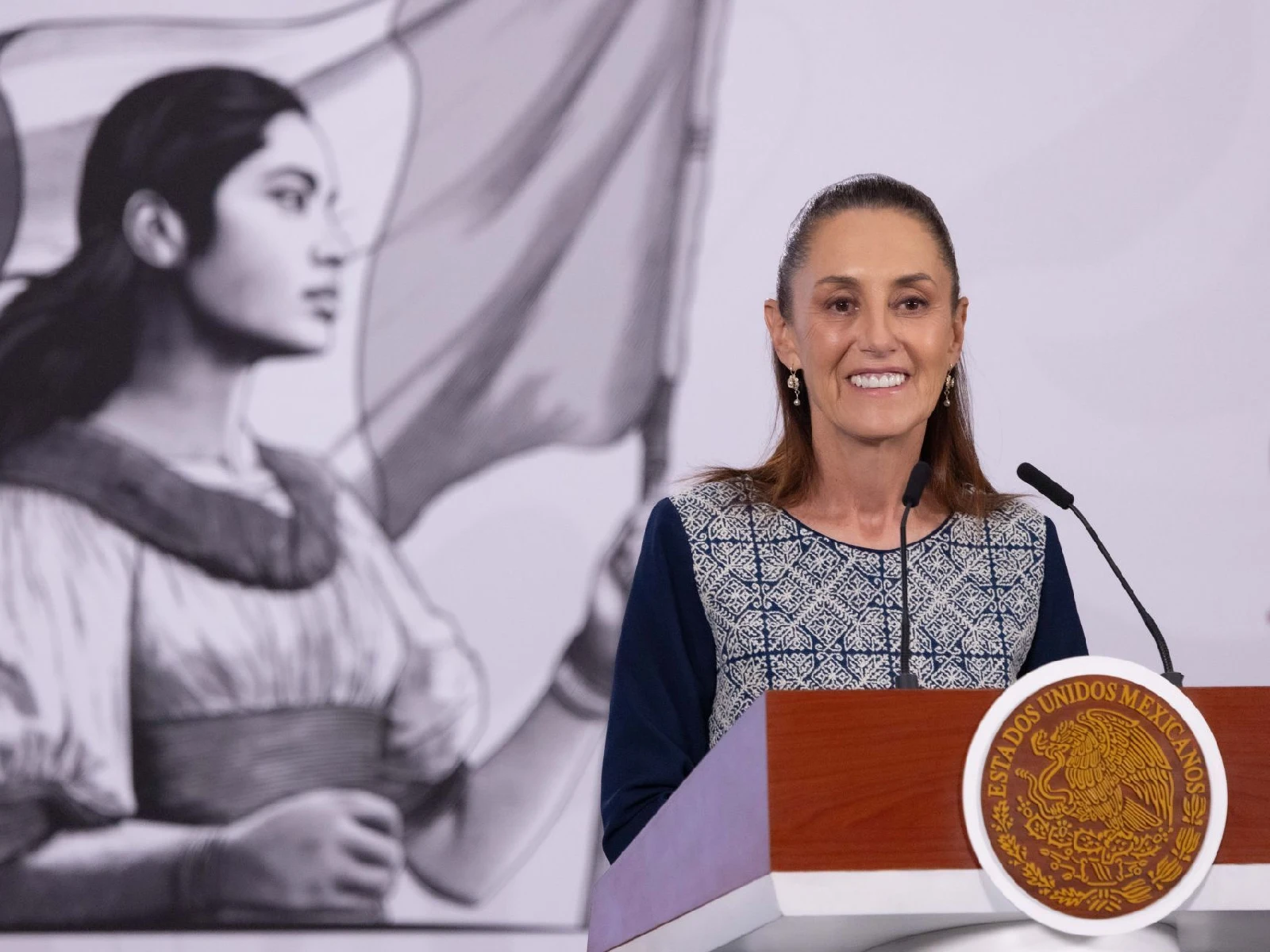 Claudia Sheinbuam sonriendo a cámara