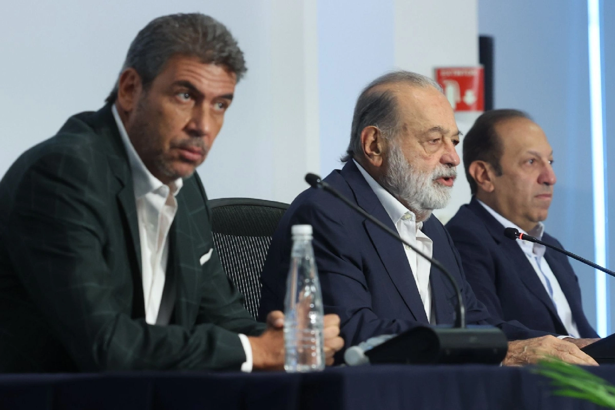 Slim reconoce a Sheinbaum por frenar inflación; critica a Pemex, registro de líneas y evita tema de inseguridad