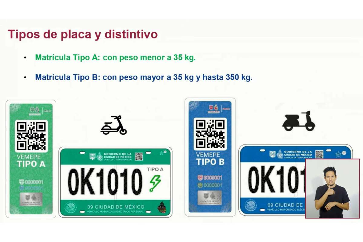 Una placa verde y una placa azul para los dos modelos de vehículos eléctricos