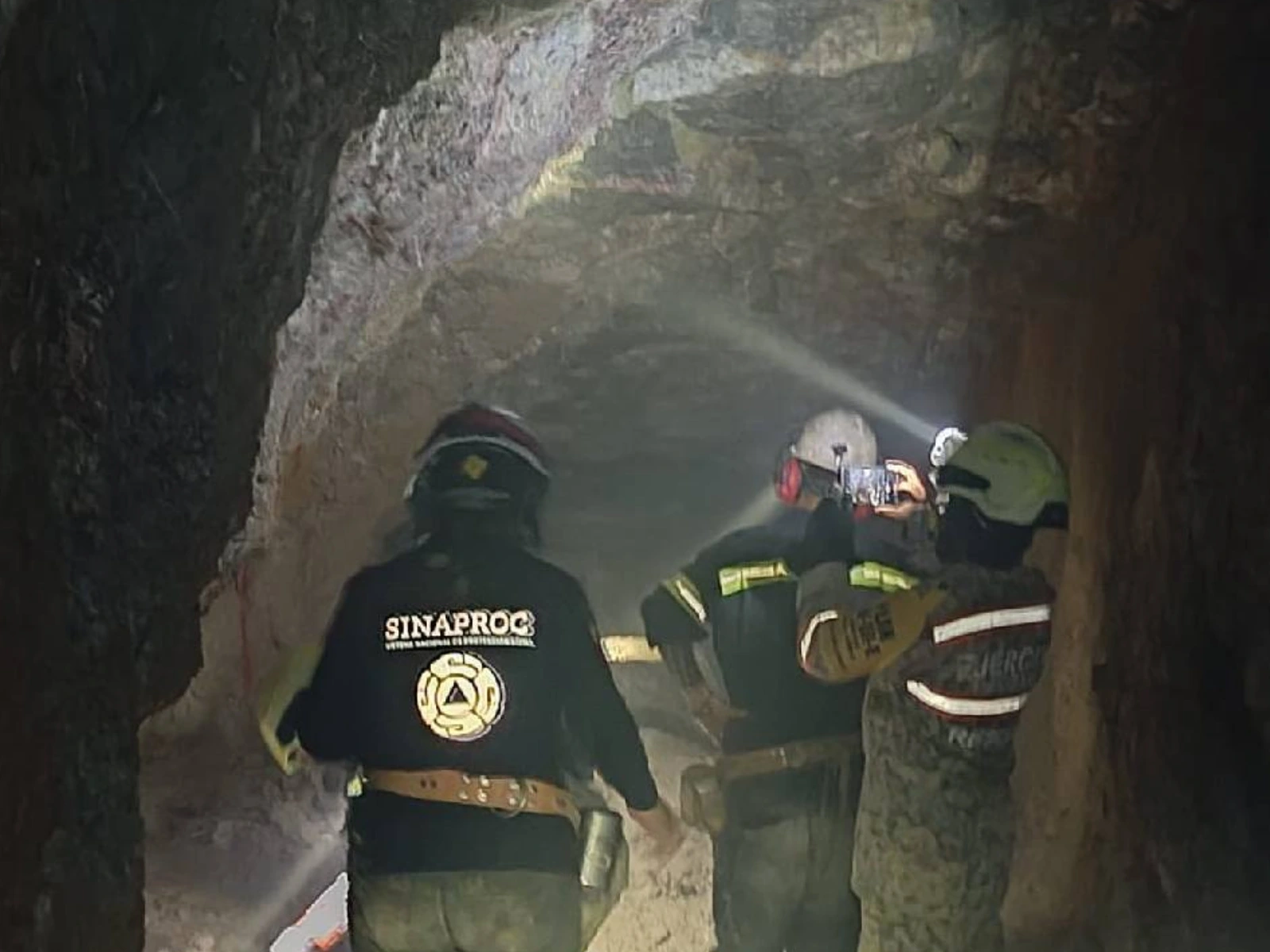Trabajos de rescate al interior de mina santa fe