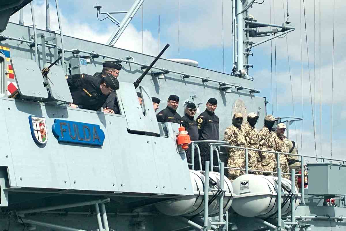 Trump suspende operación de barcos en el estrecho de Ormuz para lograr acuerdos con Irán 