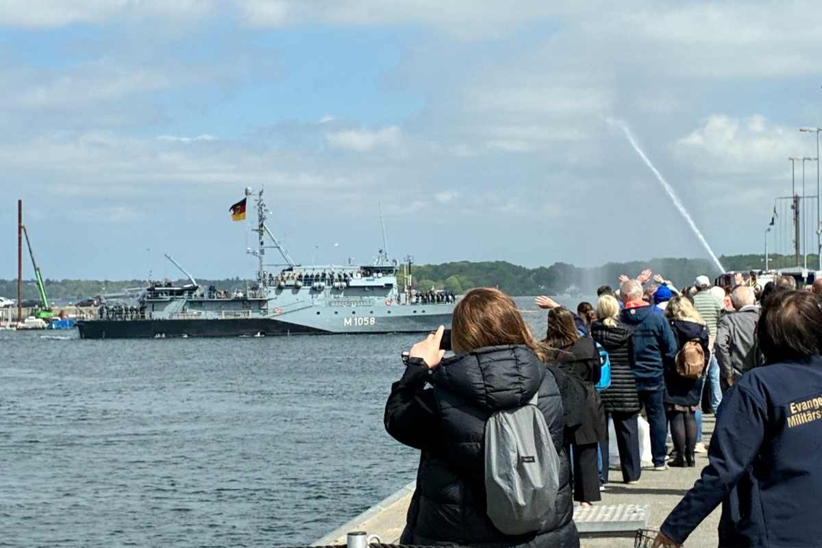 Trump suspende operación de barcos en el estrecho de Ormuz para lograr acuerdos con Irán 