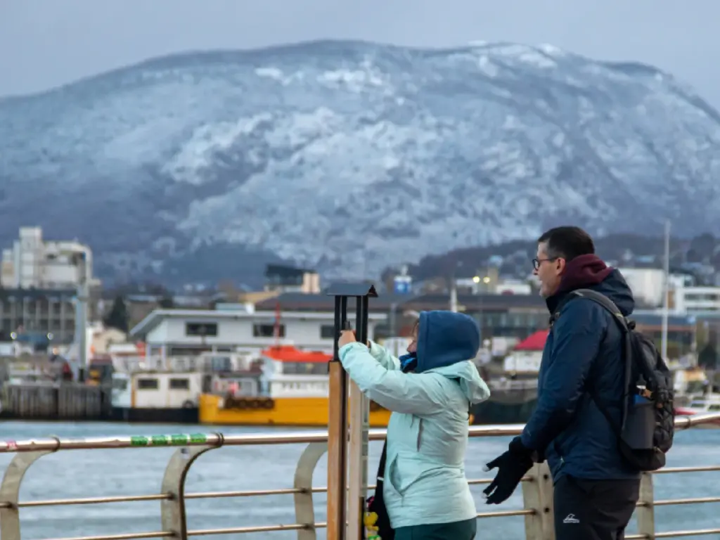Los turistas hacen fotos en Ushuaia, Tierra del Fuego