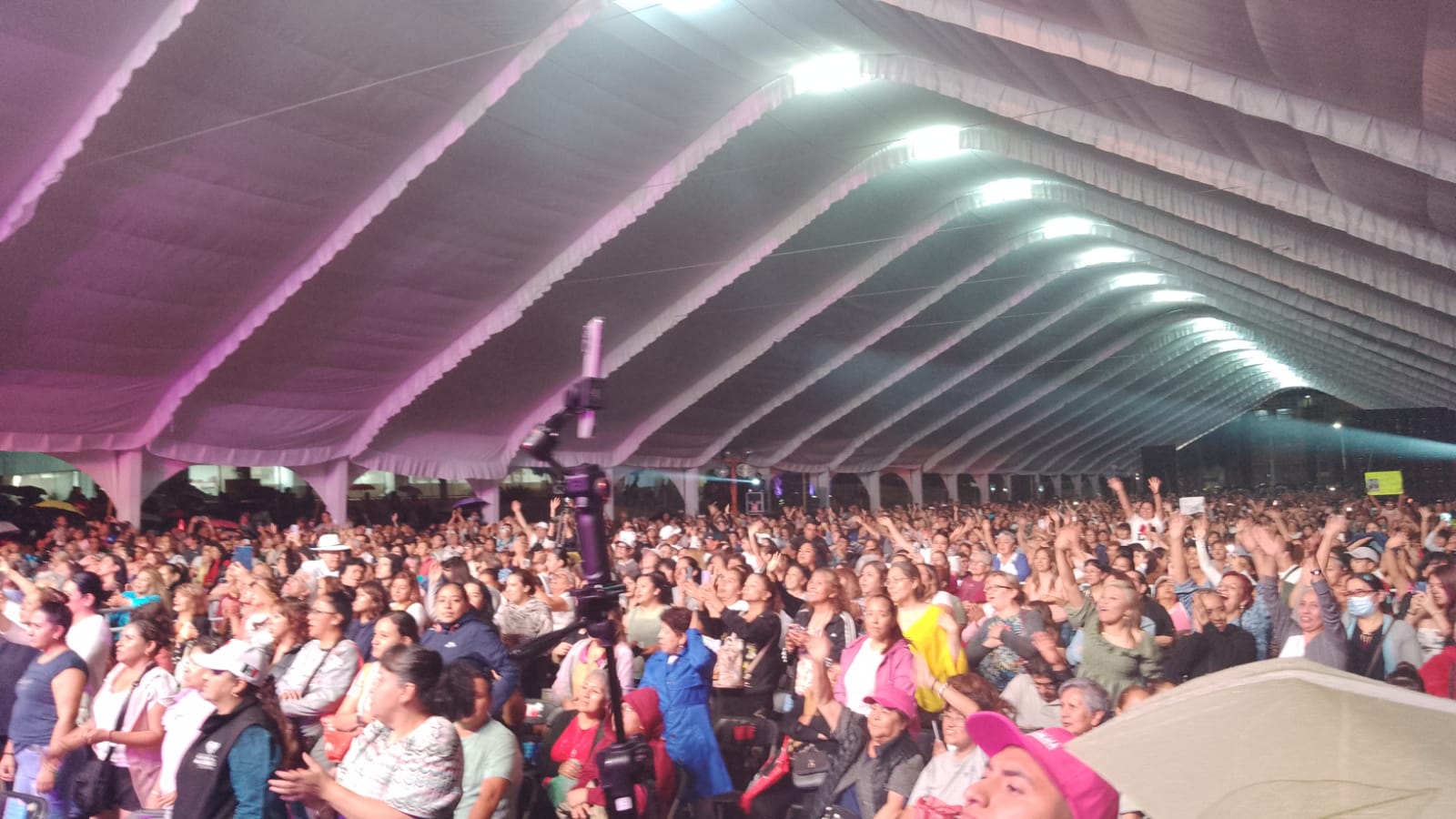 Lucero ilumina la plaza pública
