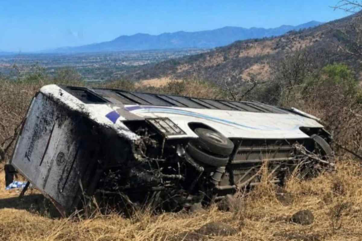 Accidente de autobús turístico en Nayarit deja 11 muertos y más de 16 lesionados