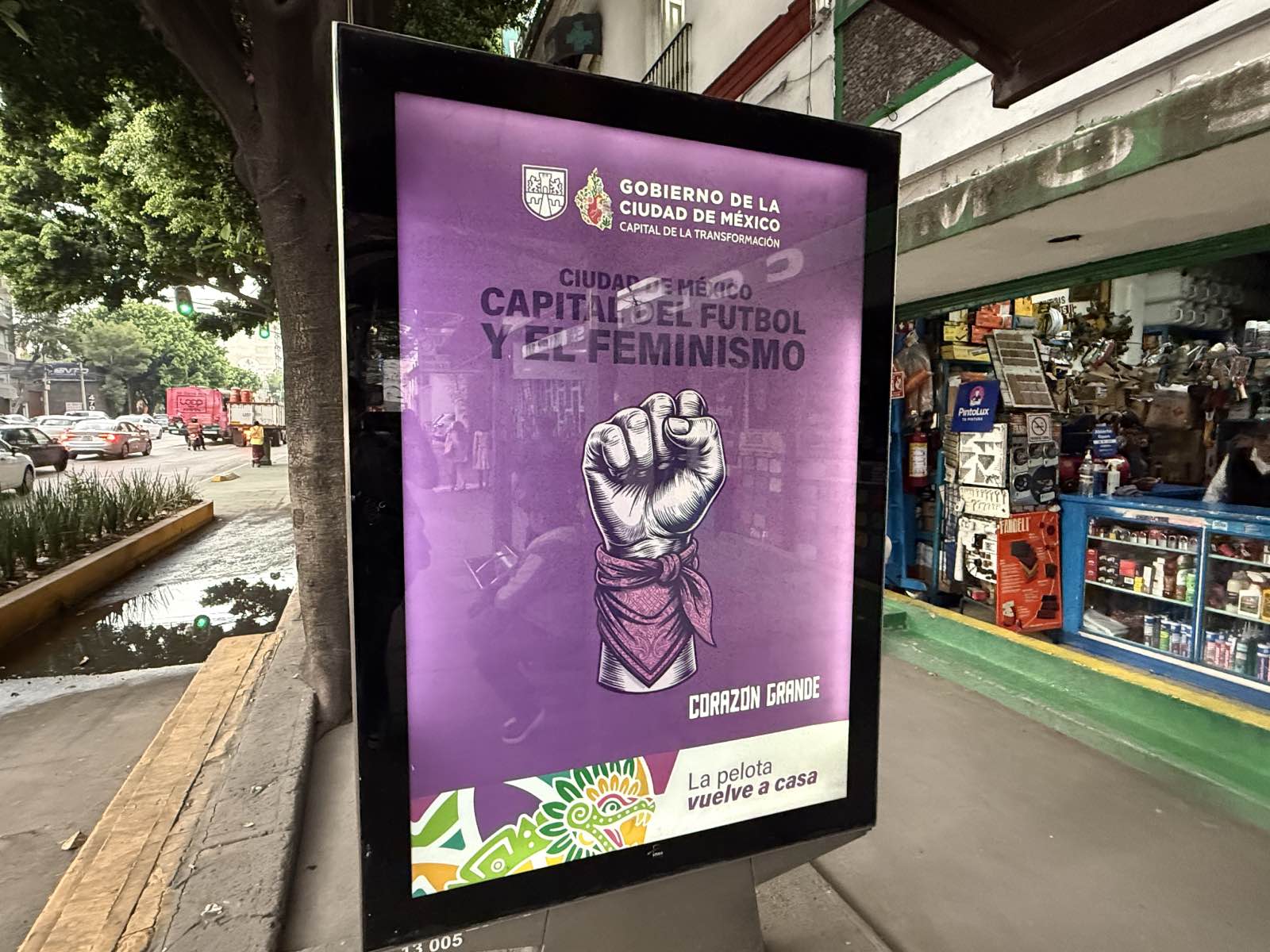 mobiliario urbano Ciudad de México morado