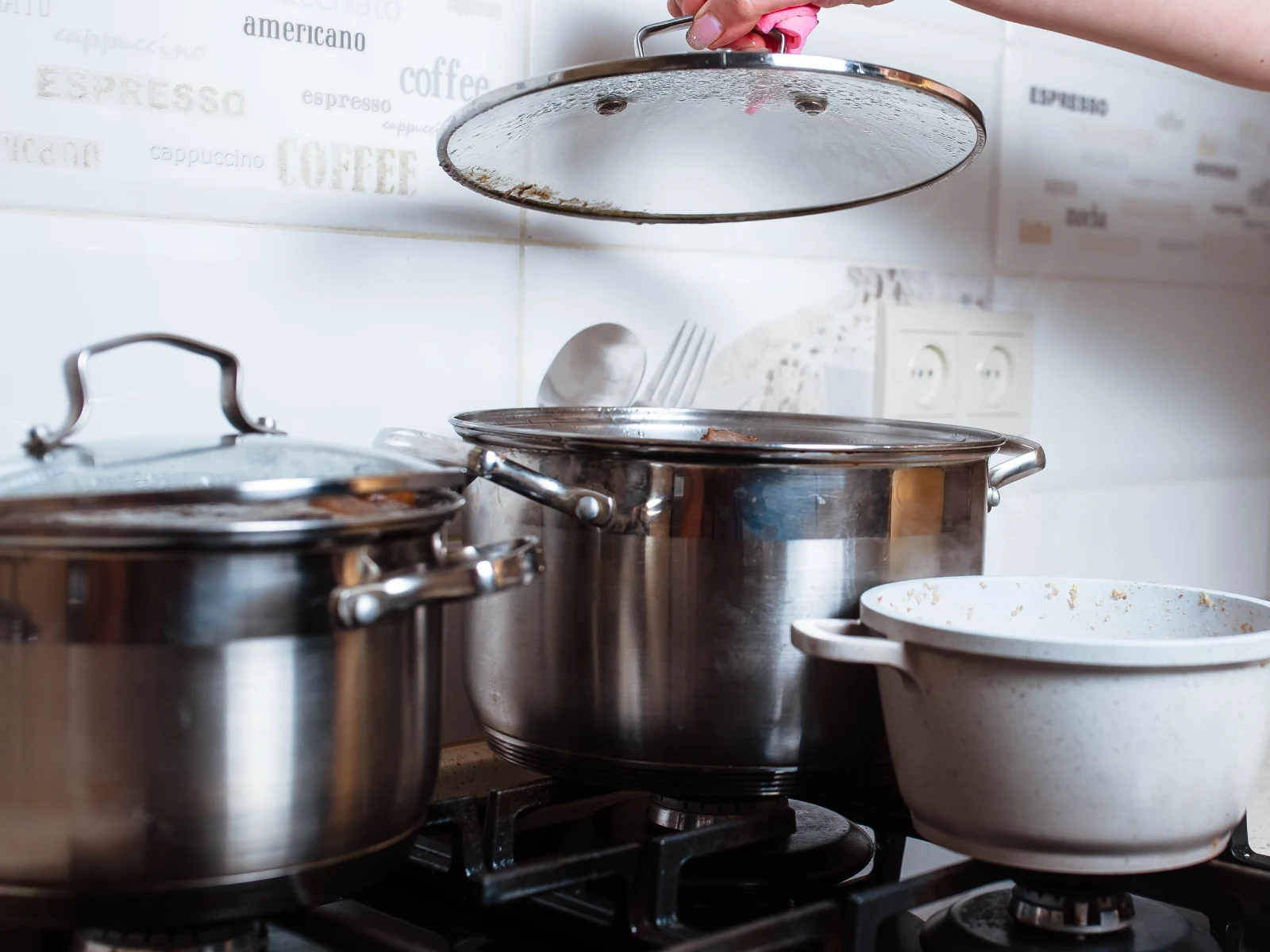 Utensilios para clases de cocina en hornillos en la cocina. 