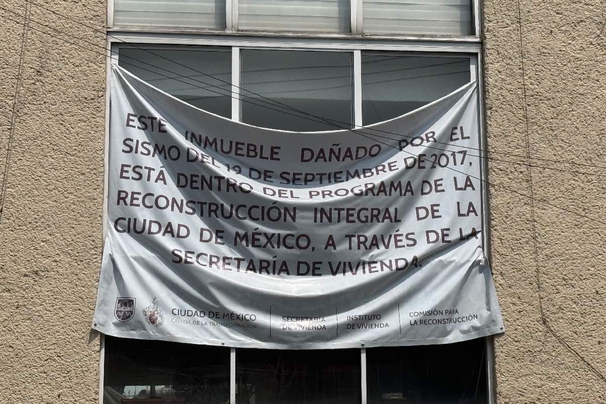 Una manta advierte de los daños estructurales que tiene el inmueble