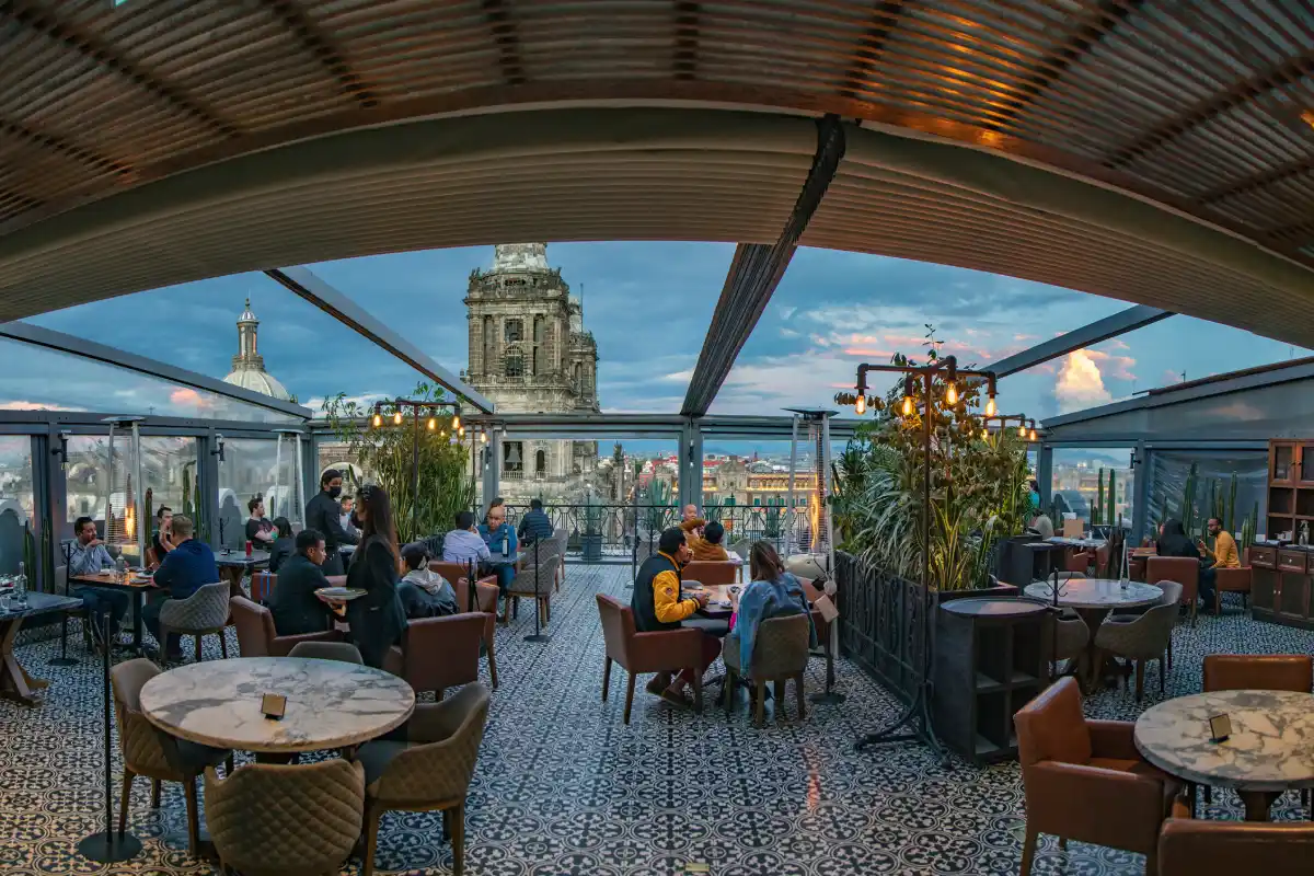 Exterior de un restaurante con vista hacia la Catedral Metropolitana