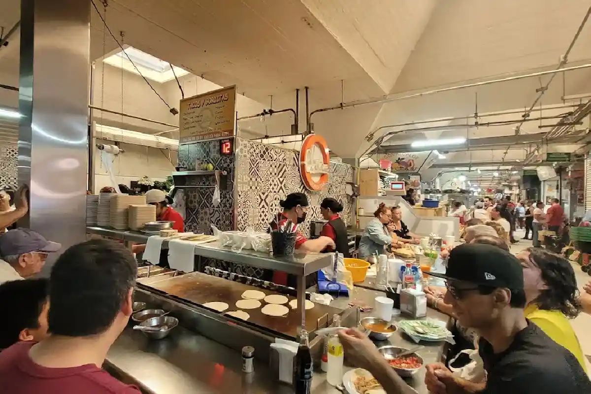 Puesto de comida con comensales