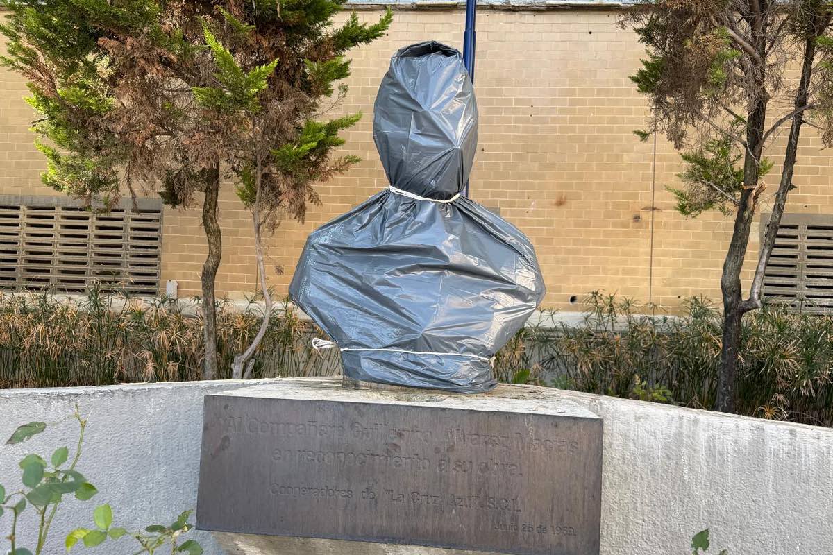 El busto de Guillermo Álvarez Macías, gerente general de la Cooperativa La Cruz Azul de 1955 a 1976, se encuentra envuelto en bolsas para basura