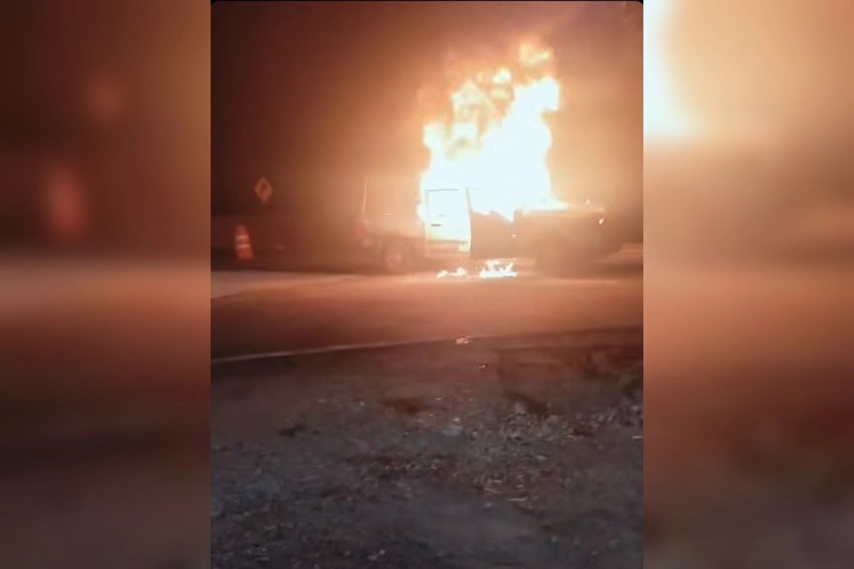 Bloqueos y quema de vehículos en Aquila, Michoacán, para exigir justicia por el asesinato de autoridades comunales